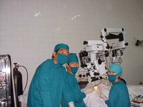 若手の眼科医師の硝子体手術の指導