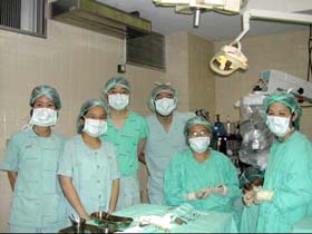 Priest病院にて(右から2人目がDr.watanee)