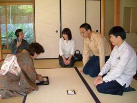 術前リラックスするために茶の作法の受講中