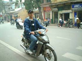 視力回復しバイクを颯爽と運転する患者さん
