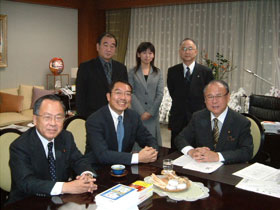 自民党の幹事長室にて講演前の打ち合わせ