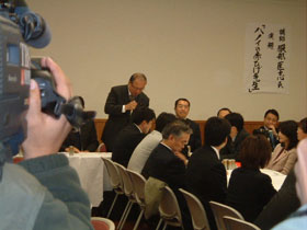 講演の冒頭で挨拶をする武部幹事長
