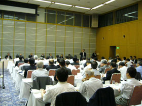 250名近い理事の方の前で緊張しながらの講演
