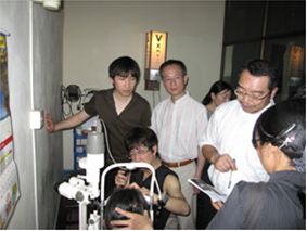 術前診察の様子、中央に藤田先生、診察しているのが<br />広田先生(ヤンゴン眼科病院)