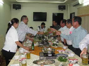 夕食会で乾杯